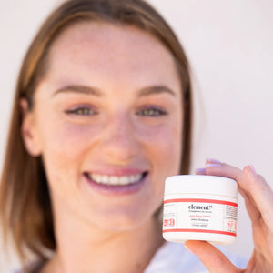 Mannequin tenant un pot de crème fondante elements 40 ml – soin visage apaisant, protecteur et hydratant.