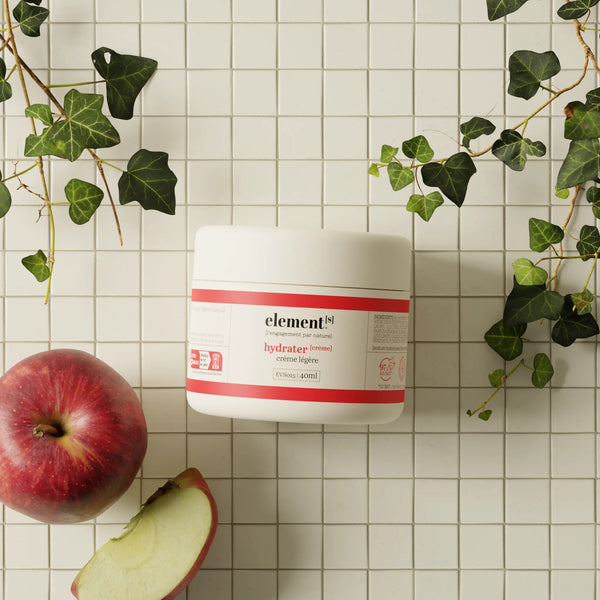 creme legere pour le visage elements - sur carrelage avec fruits et lierre. 