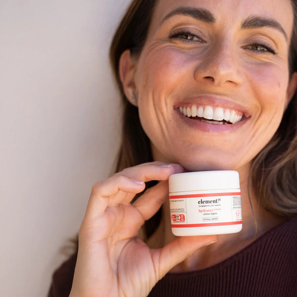 Mannequin tenant un pot de crème légère elements pour le visage 40 ml – soin hydratant, hydratation cliniquement prouvée.